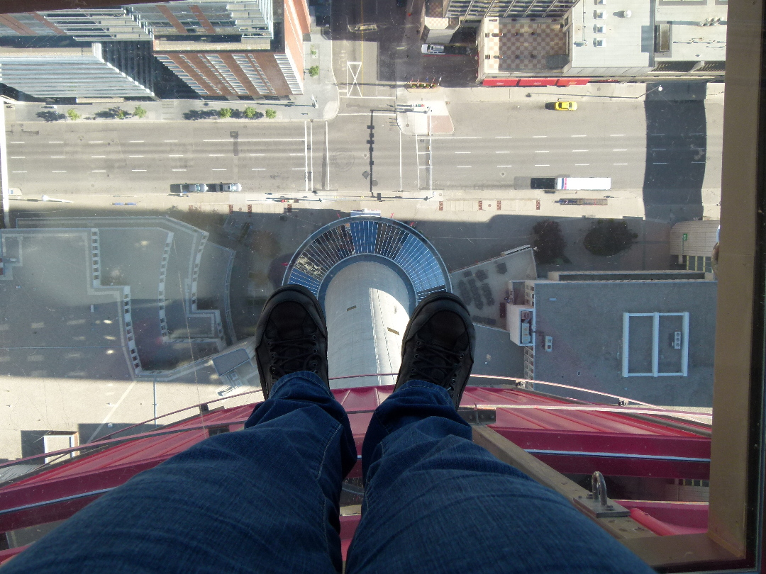 Calgary: Meine Fsse auf der Glasplattform des Calgary Towers