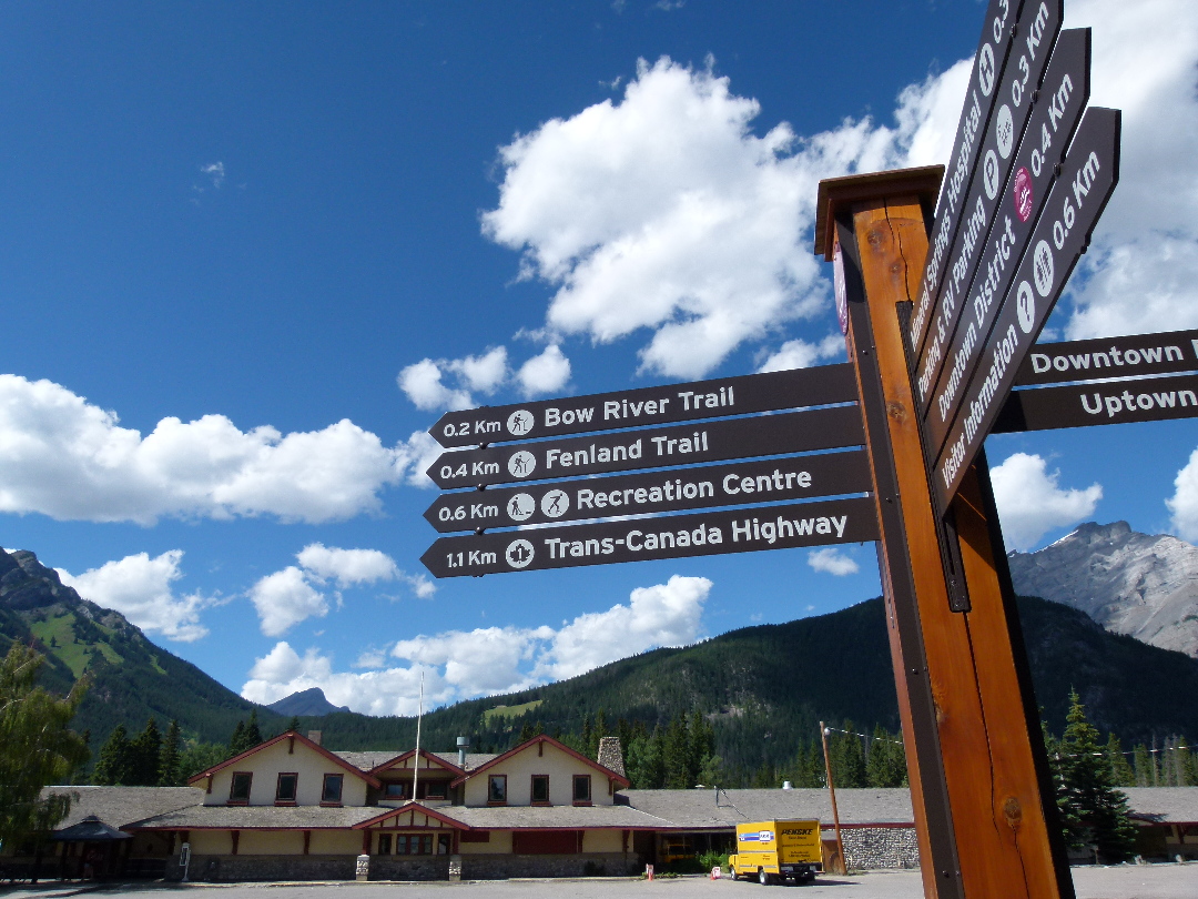 Banff: Wegweiser vor der Railway and Greyhound Station