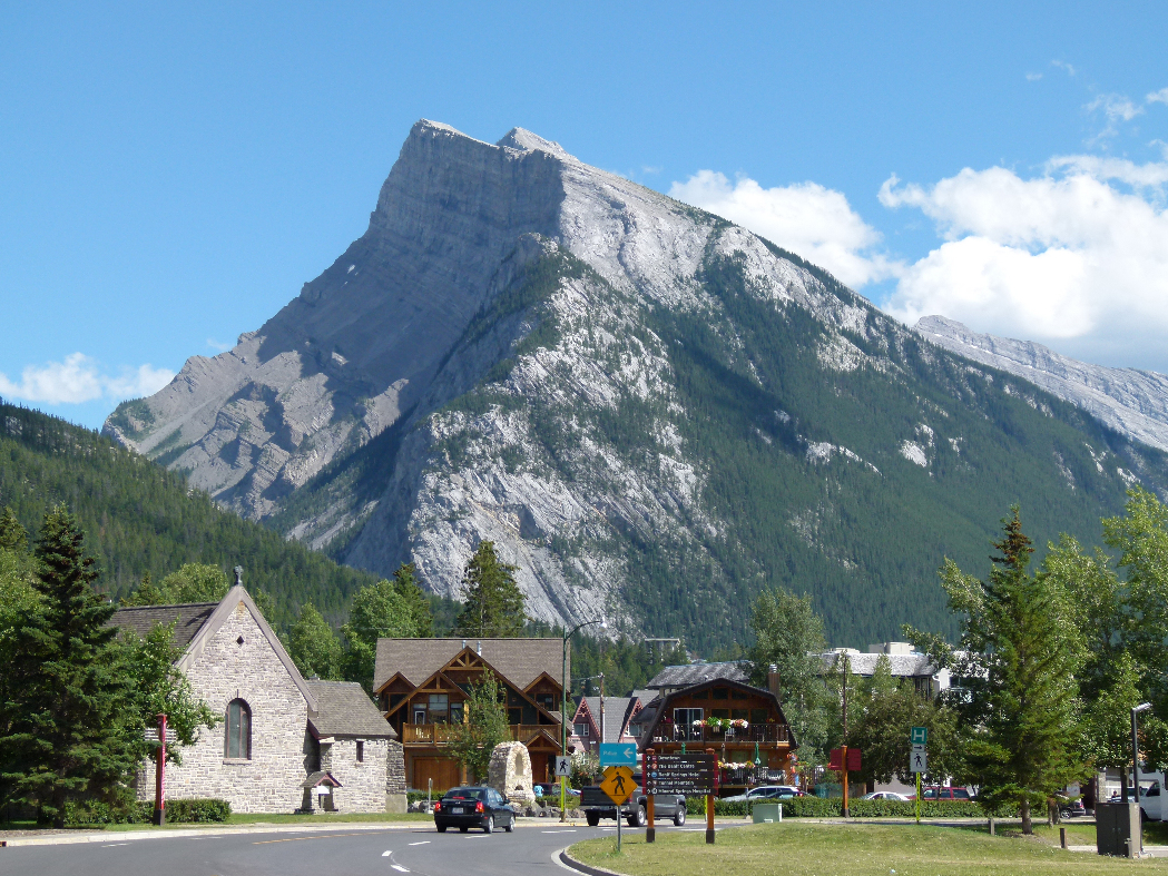 Banff umgeben von Bergen
