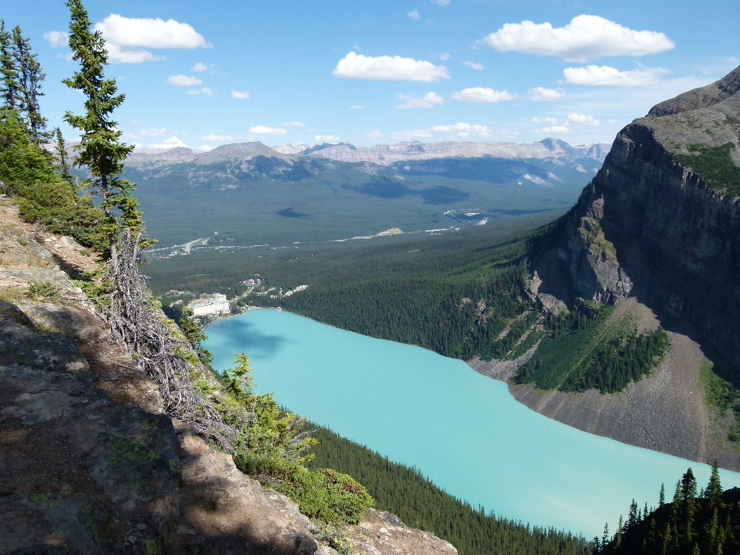 Aussicht vom „Big Beehive“ auf den Lake Louise und das Fairmont Hotel.