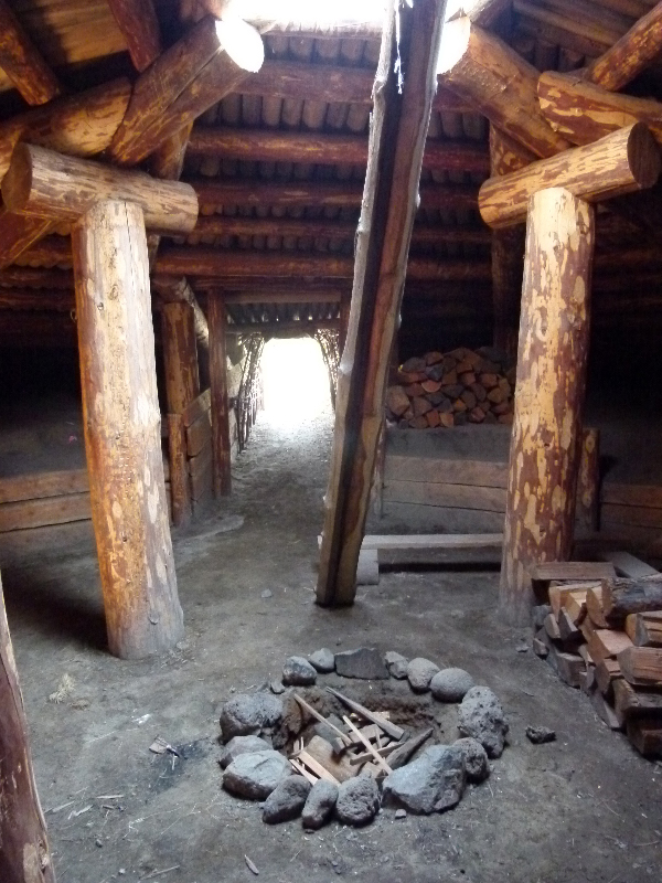 Das Innere eines nachgebauten Grubenhaus der Secwepemc.