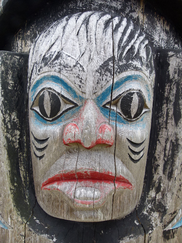 Detail eines Totempfahls vor dem Haida Heritage Centre