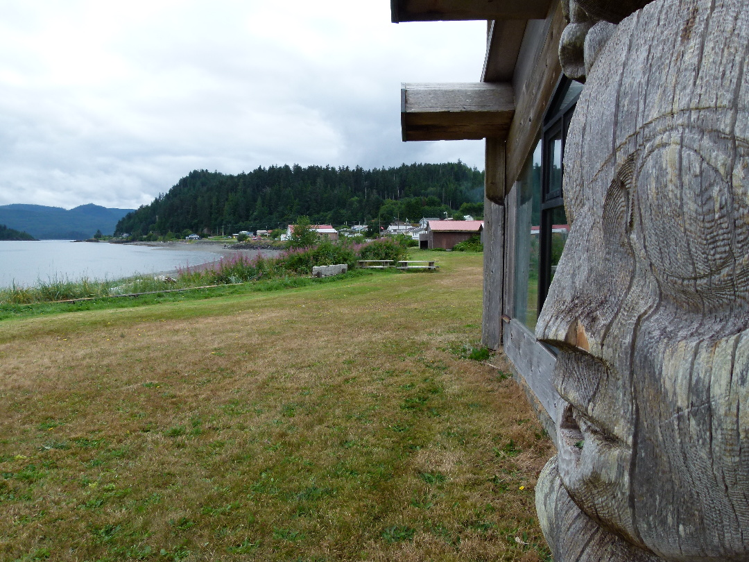 Detail des Totempfahls von Bill Reid vor der Haida-Sprachschule.