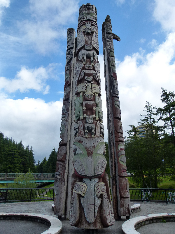 Grizzly Bear Pole of Tow Hill am Civic Centre