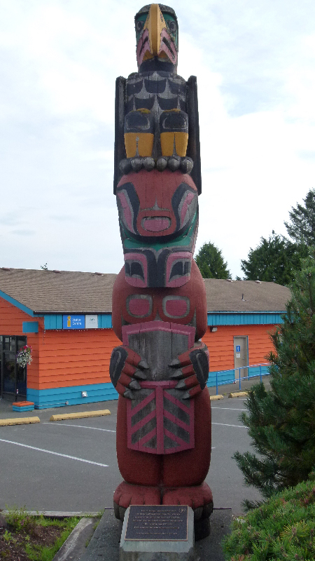 Kwakiutl Totempfahl neben dem Visitor Centre in Port Hardy