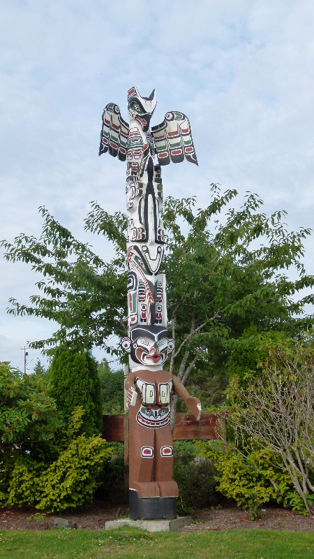 Kwakiutl Willkommens-Totempfahl neben dem Visitor Centre in Port Hardy