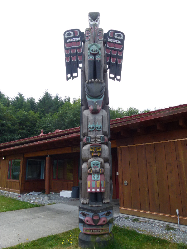 Kwakiutl Totempfahl vor dem Gesundheitscenter in Fort Rupert