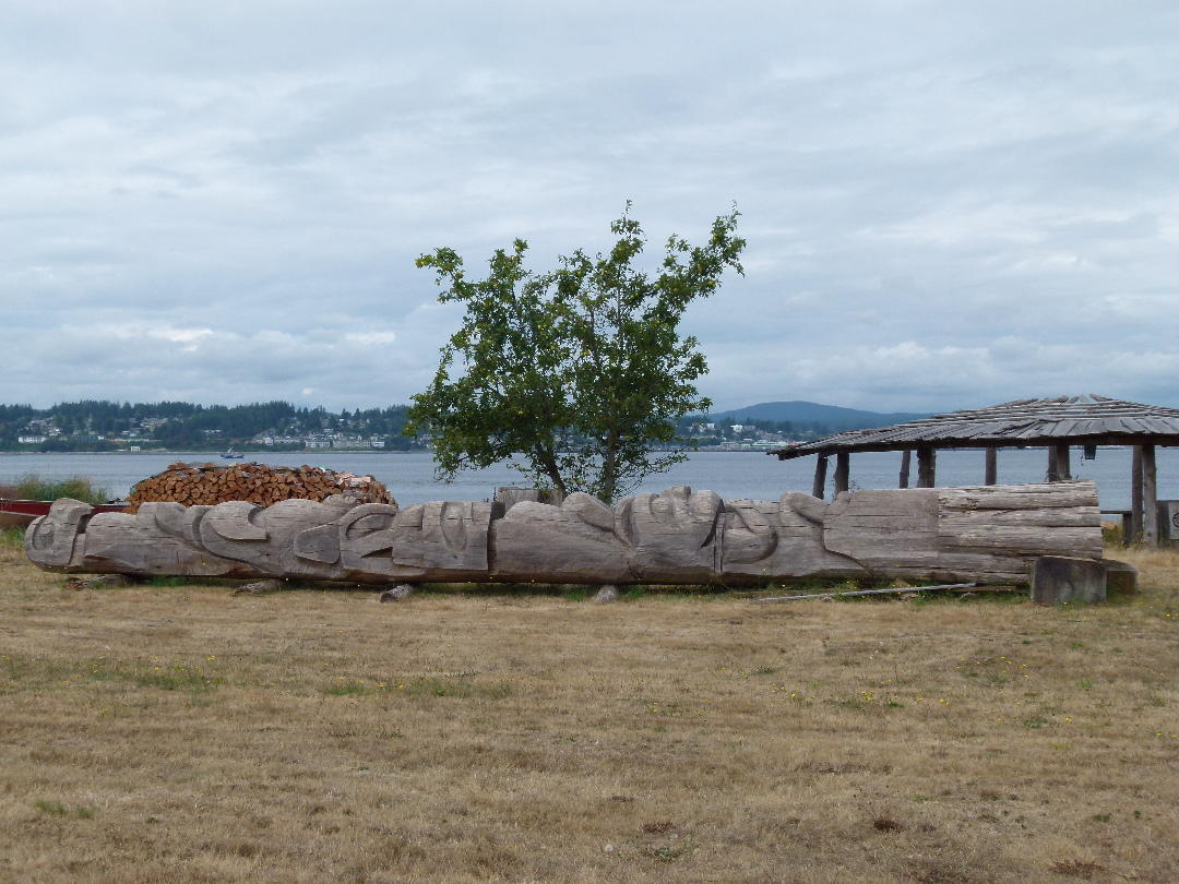 Liegender Totempfahl auf Quadra Island