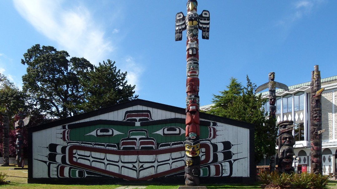 "Mungo Martin House" und "Kwakwaka’wakw Heraldic Pole"