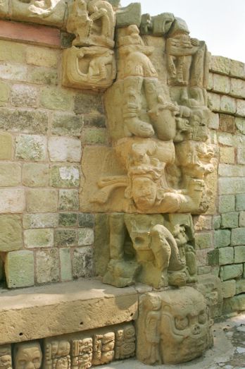 Skulptur am Tempel 22 in Copan