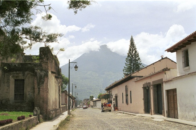 Strae in Antigua mit Blick auf einen Vulkan von Antje Baumann