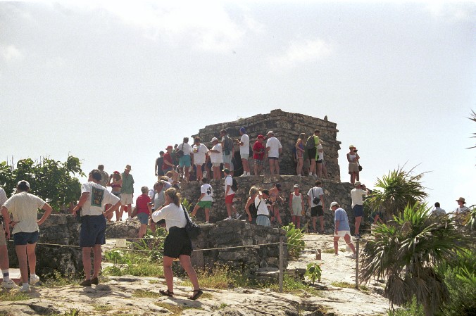Touristen strmen eine Ruine von Antje Baumann